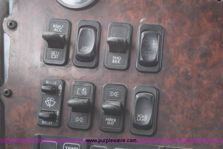 image for item K2359 2001 Freightliner C120 semi truck