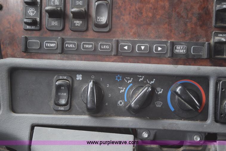 image for item K2359 2001 Freightliner C120 semi truck