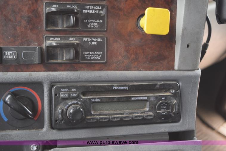 image for item K2359 2001 Freightliner C120 semi truck