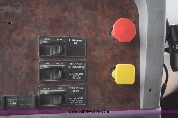 image for item K2359 2001 Freightliner C120 semi truck