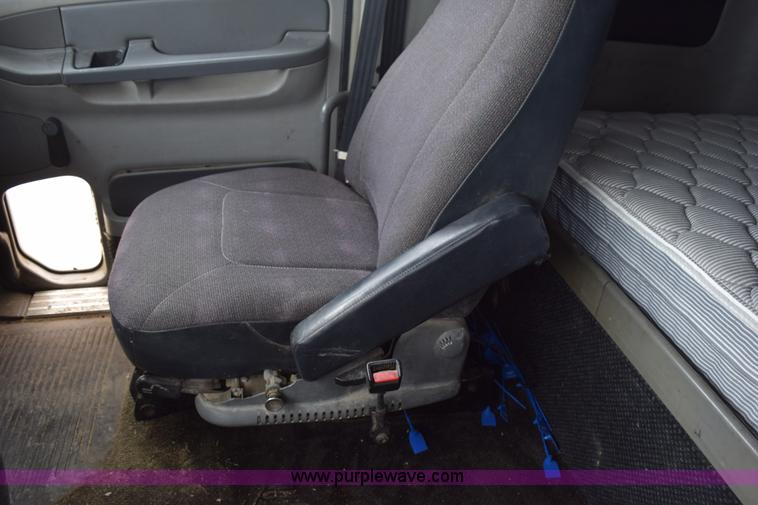 image for item K2359 2001 Freightliner C120 semi truck