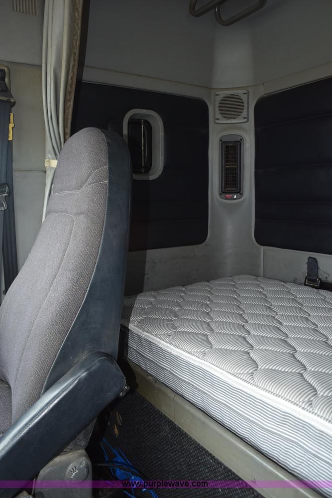 image for item K2359 2001 Freightliner C120 semi truck