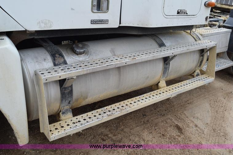 image for item K2359 2001 Freightliner C120 semi truck