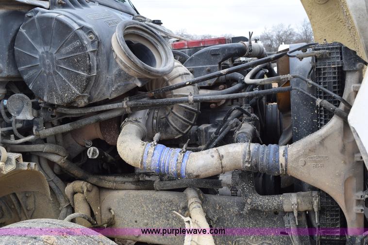 image for item K2359 2001 Freightliner C120 semi truck