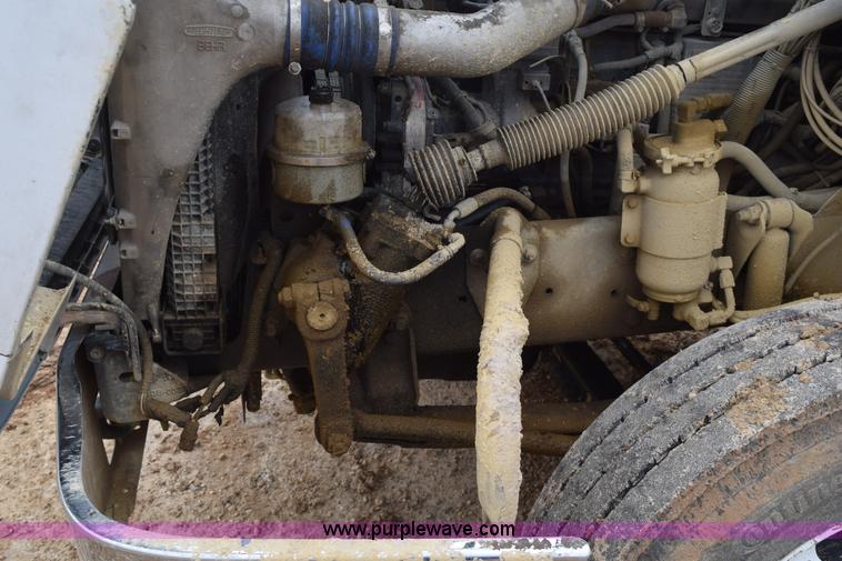 image for item K2359 2001 Freightliner C120 semi truck