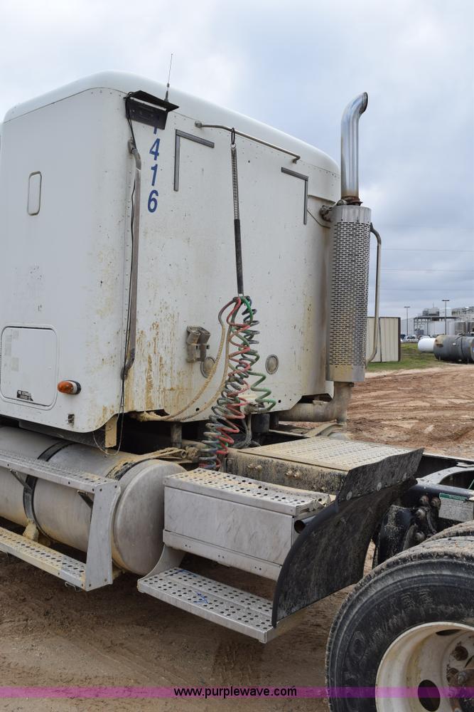 image for item K2359 2001 Freightliner C120 semi truck