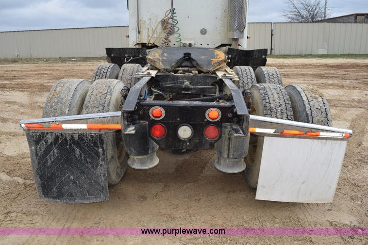 image for item K2359 2001 Freightliner C120 semi truck