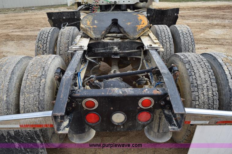 image for item K2359 2001 Freightliner C120 semi truck