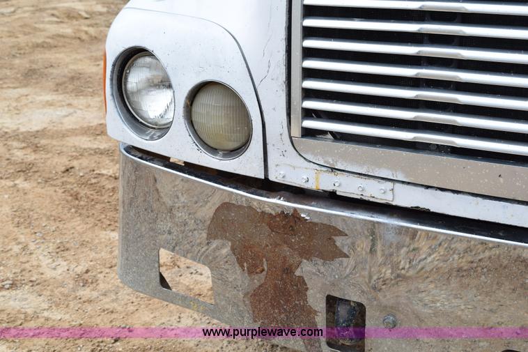 image for item K2359 2001 Freightliner C120 semi truck