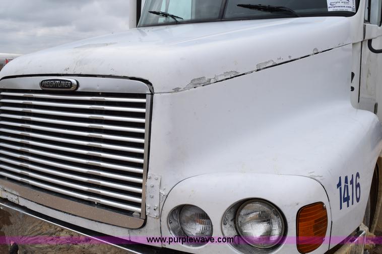 image for item K2359 2001 Freightliner C120 semi truck