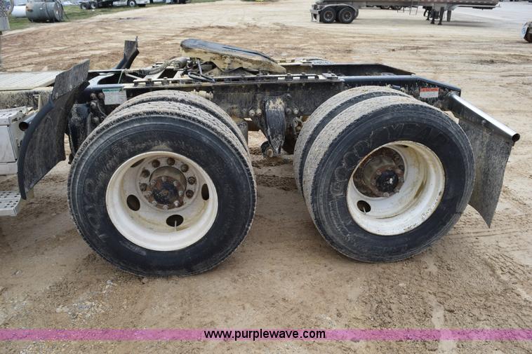 image for item K2359 2001 Freightliner C120 semi truck