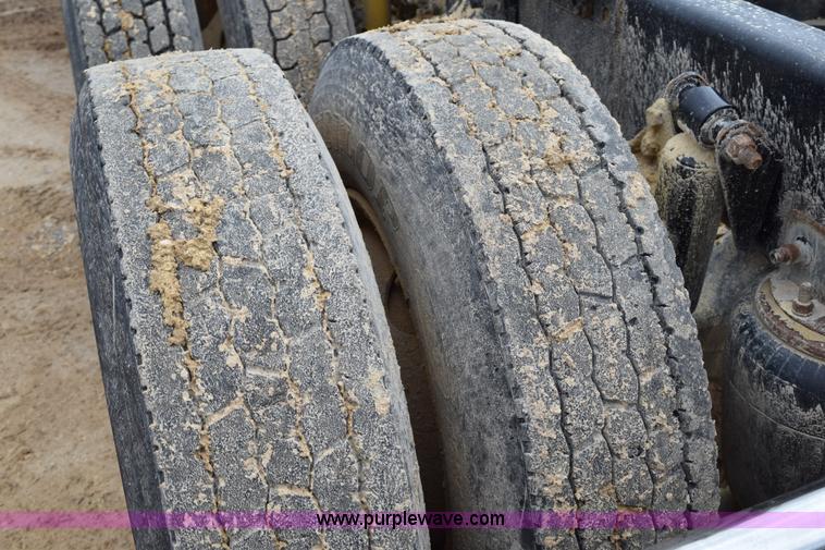 image for item K2359 2001 Freightliner C120 semi truck