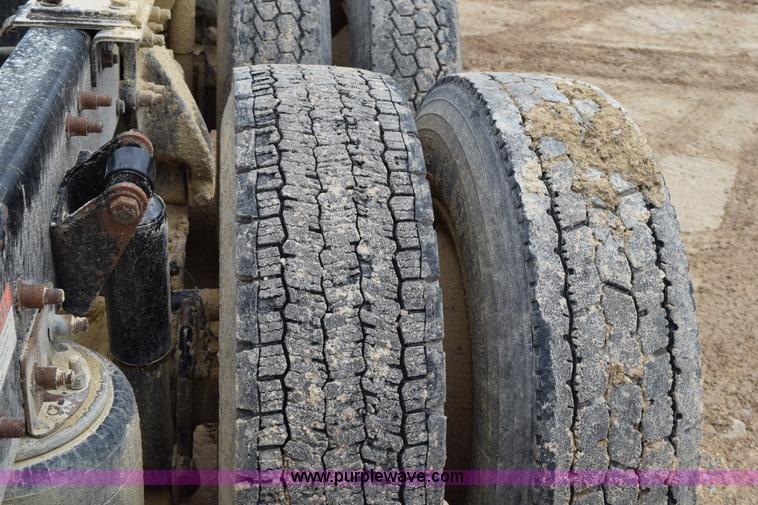 image for item K2359 2001 Freightliner C120 semi truck