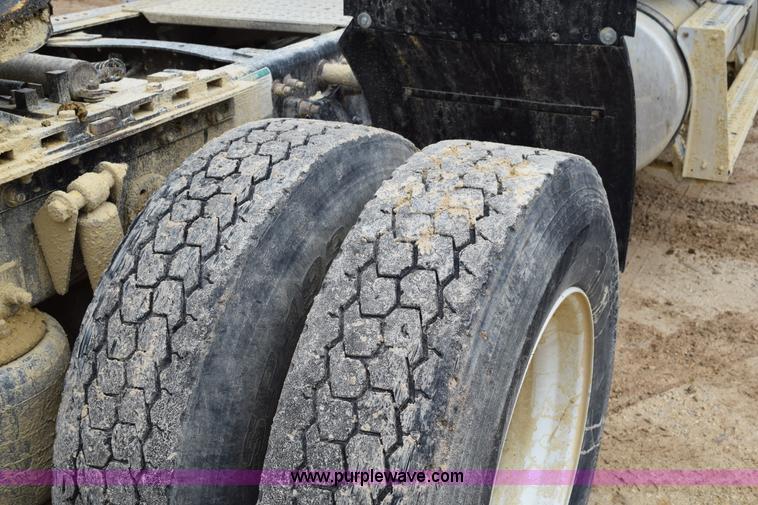 image for item K2359 2001 Freightliner C120 semi truck