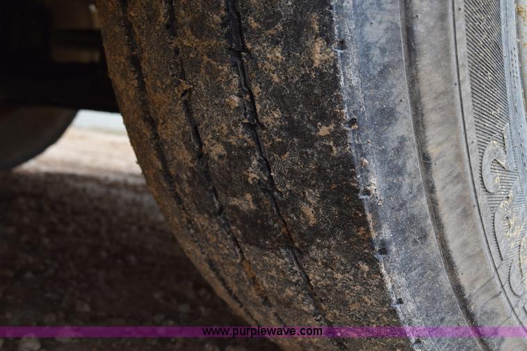 image for item K2359 2001 Freightliner C120 semi truck