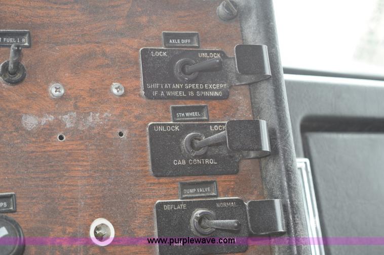 image for item K2360 1998 Peterbilt 377 semi truck