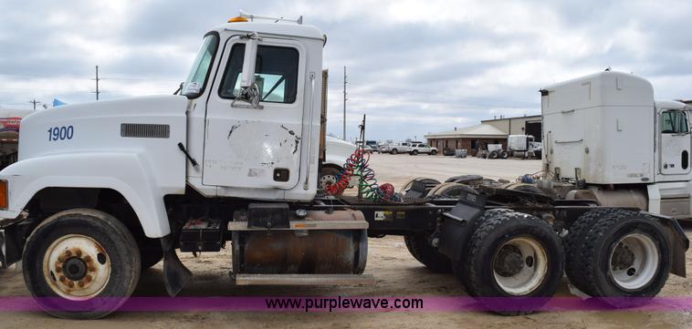 image for item K2361 1997 Mack CH613 semi truck