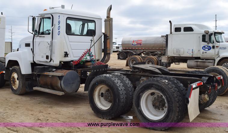 image for item K2361 1997 Mack CH613 semi truck