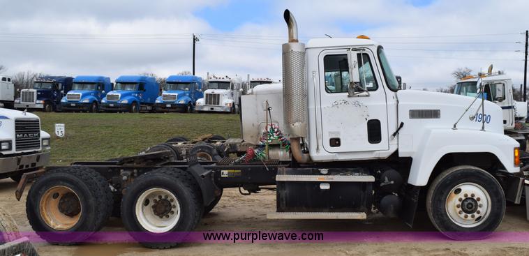 image for item K2361 1997 Mack CH613 semi truck
