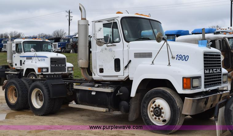 image for item K2361 1997 Mack CH613 semi truck