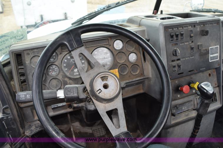 image for item K2361 1997 Mack CH613 semi truck