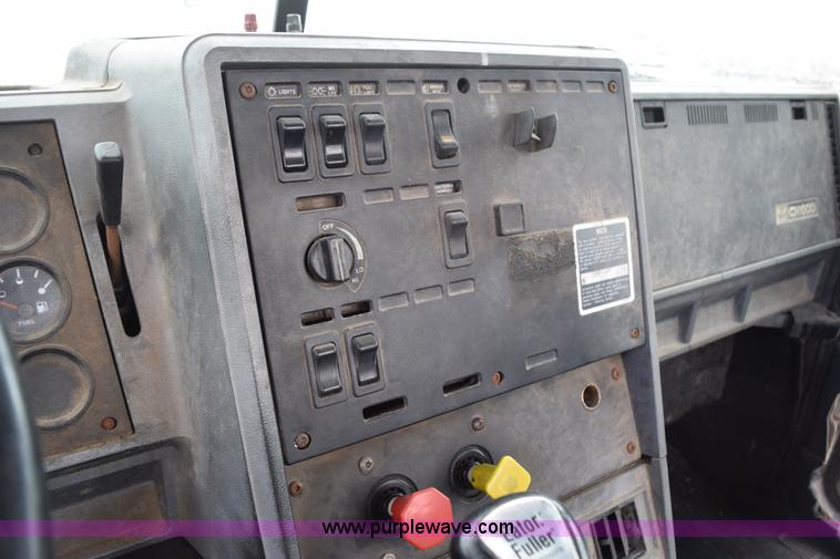 image for item K2361 1997 Mack CH613 semi truck