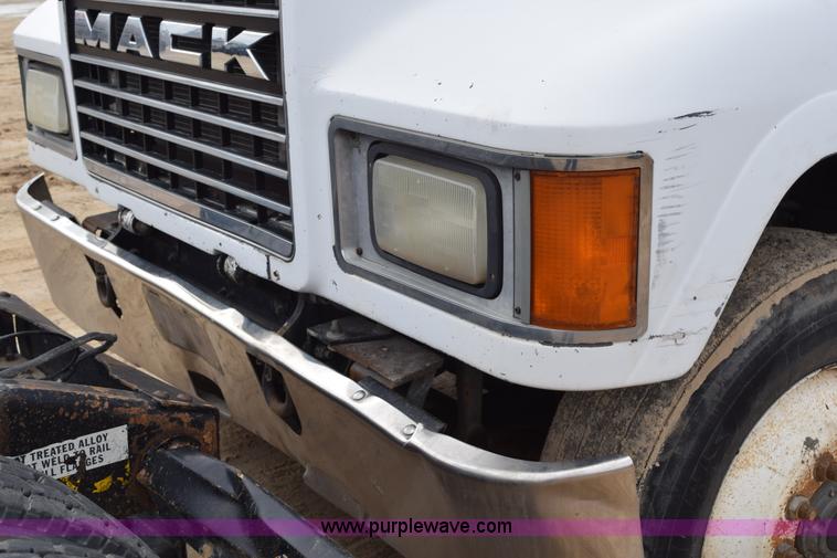 image for item K2361 1997 Mack CH613 semi truck