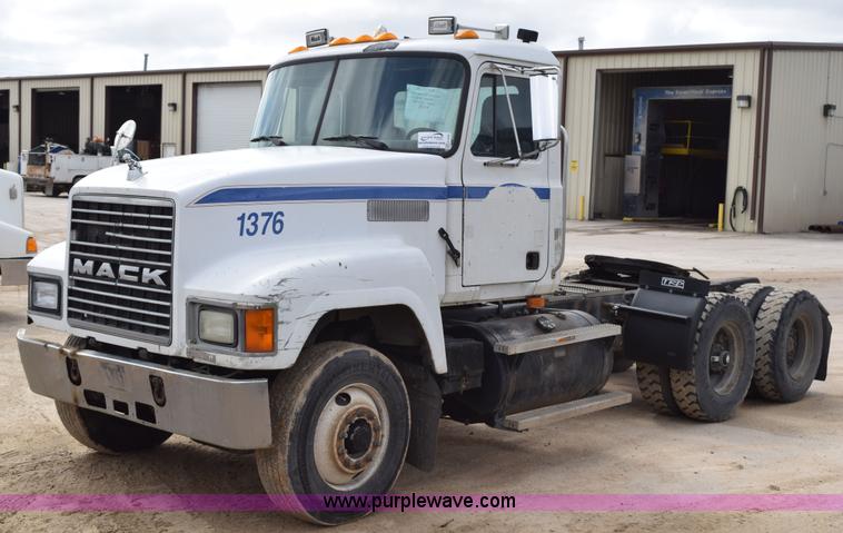 image for item K2362 1996 Mack CH613 semi truck