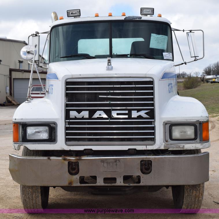 image for item K2362 1996 Mack CH613 semi truck