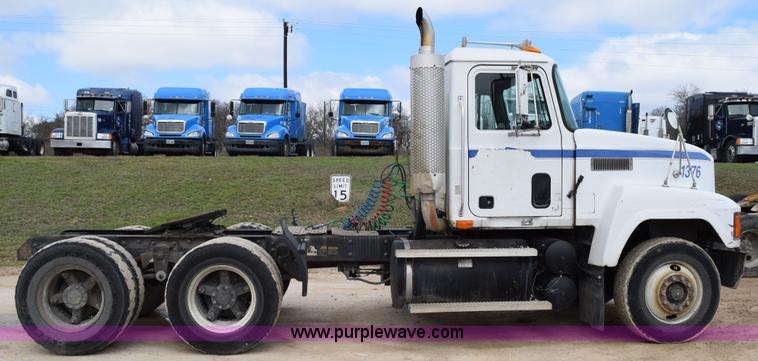 image for item K2362 1996 Mack CH613 semi truck