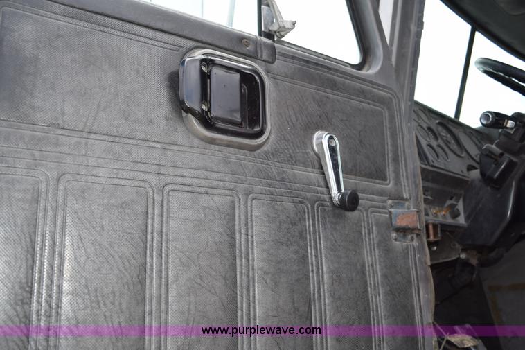 image for item K2362 1996 Mack CH613 semi truck