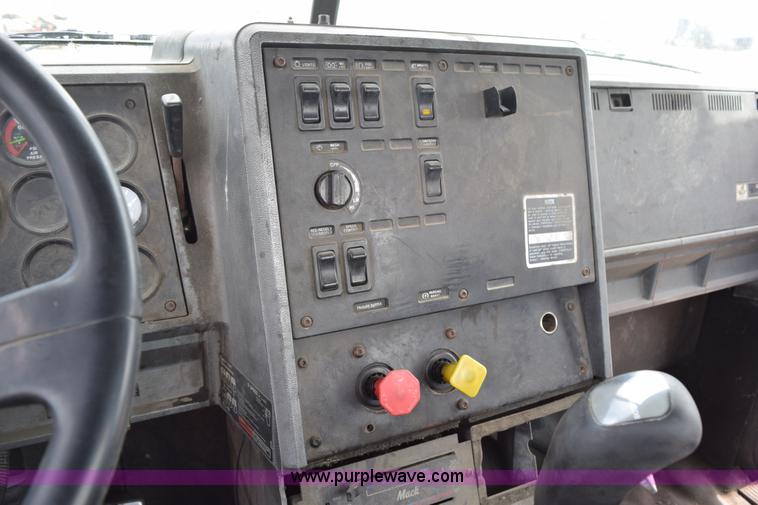 image for item K2362 1996 Mack CH613 semi truck