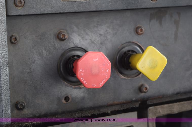 image for item K2362 1996 Mack CH613 semi truck