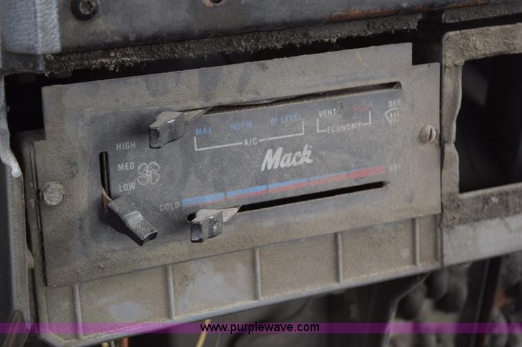 image for item K2362 1996 Mack CH613 semi truck