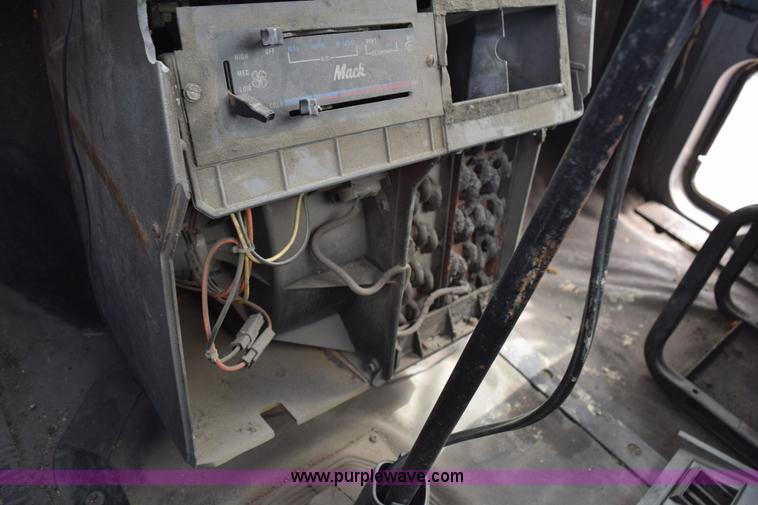 image for item K2362 1996 Mack CH613 semi truck