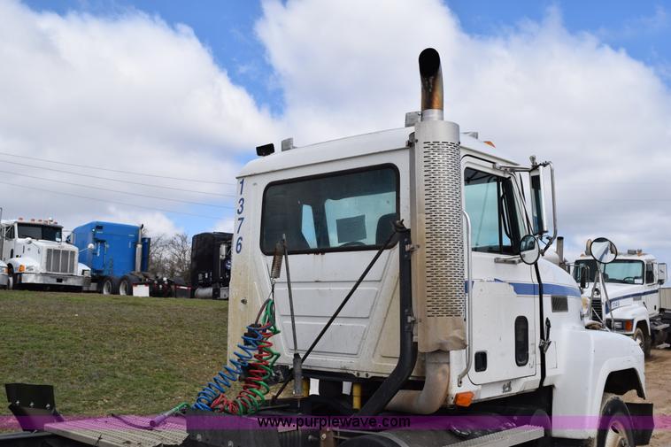 image for item K2362 1996 Mack CH613 semi truck