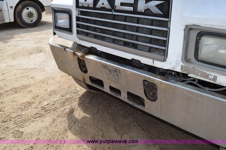 image for item K2362 1996 Mack CH613 semi truck