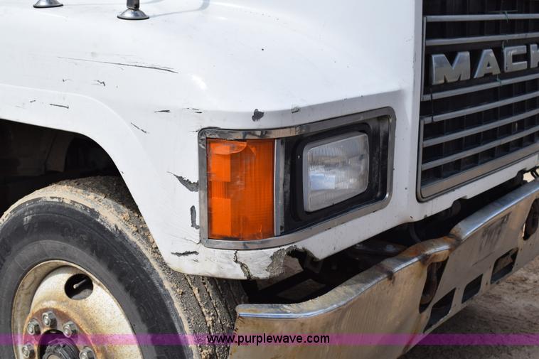 image for item K2362 1996 Mack CH613 semi truck