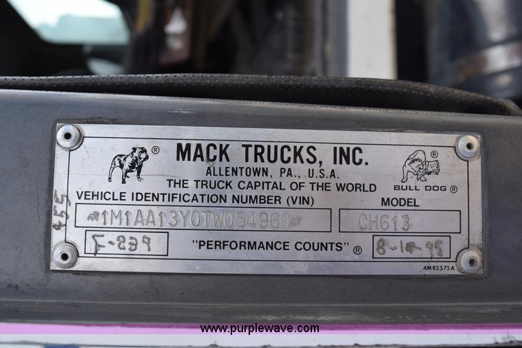 image for item K2362 1996 Mack CH613 semi truck