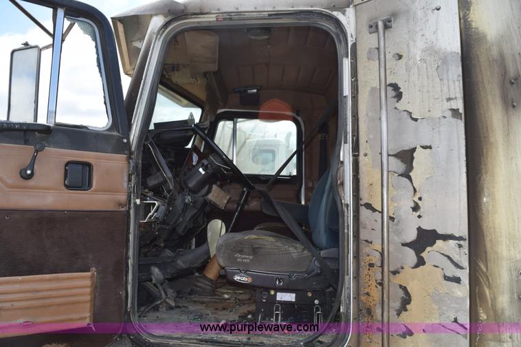 image for item K2363 2000 Peterbilt 377 semi truck