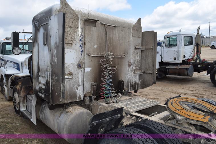 image for item K2363 2000 Peterbilt 377 semi truck