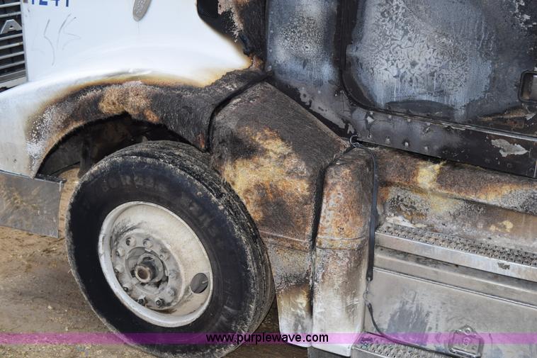 image for item K2363 2000 Peterbilt 377 semi truck