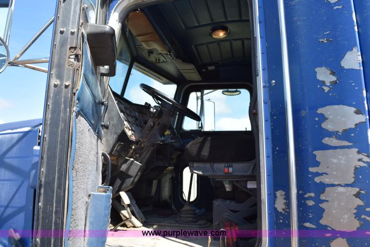 image for item K2364 1999 Peterbilt 377 semi truck