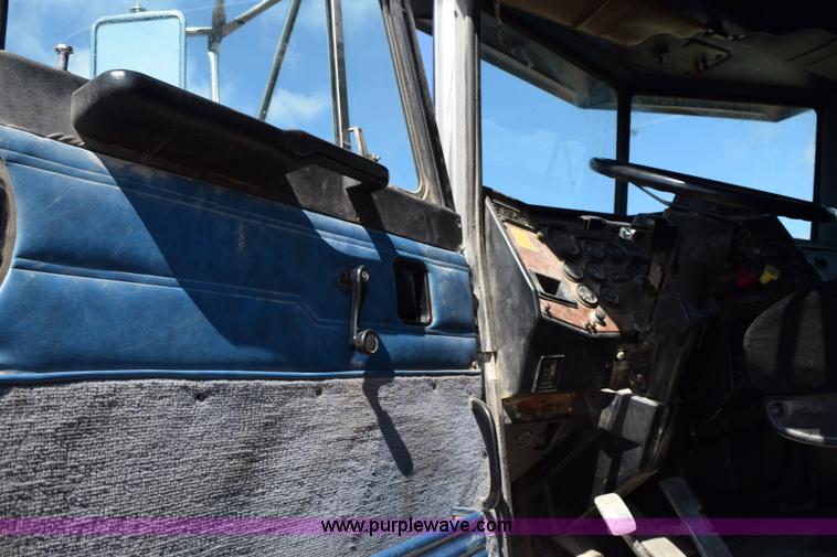 image for item K2364 1999 Peterbilt 377 semi truck