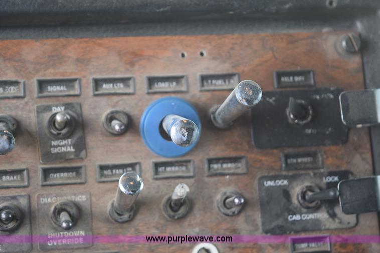 image for item K2364 1999 Peterbilt 377 semi truck