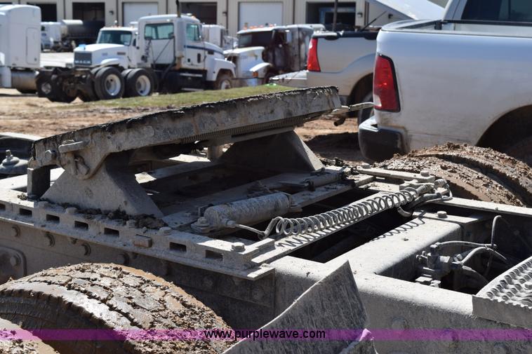 image for item K2364 1999 Peterbilt 377 semi truck