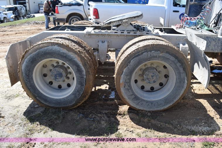 image for item K2364 1999 Peterbilt 377 semi truck