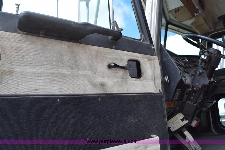 image for item K2365 1998 Peterbilt 377 semi truck