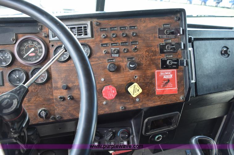 image for item K2365 1998 Peterbilt 377 semi truck