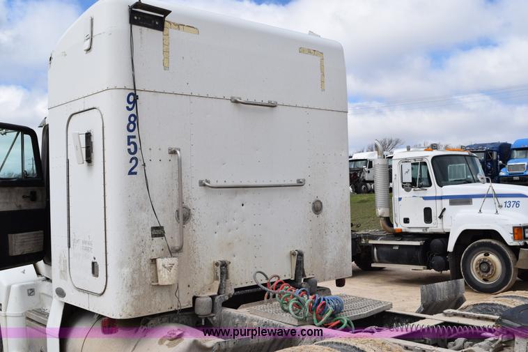 image for item K2365 1998 Peterbilt 377 semi truck
